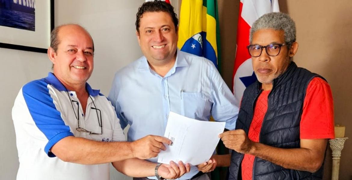 Na foto: Vanderlei Camargos, Dr. Talhys e Wanderley Ramalho