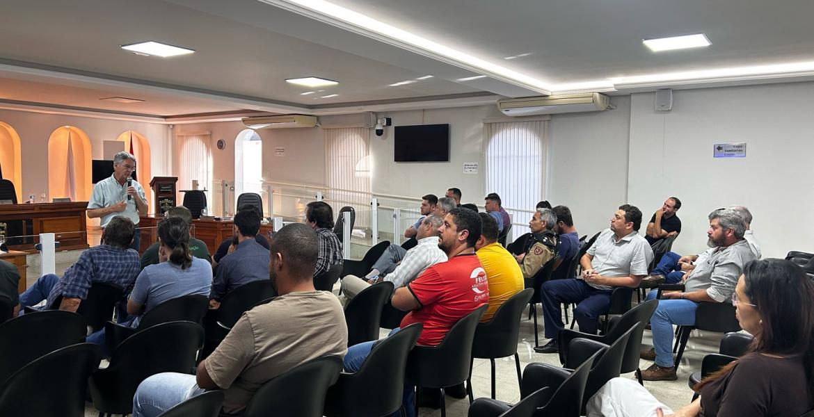 A reunião foi realizada em atendimento ao Requerimento nº 161/2025 do vereador Dr. Talhys