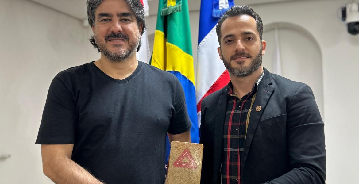 1º secretário Kiko Bonfim recebe prêmio em nome da Mesa Diretora
