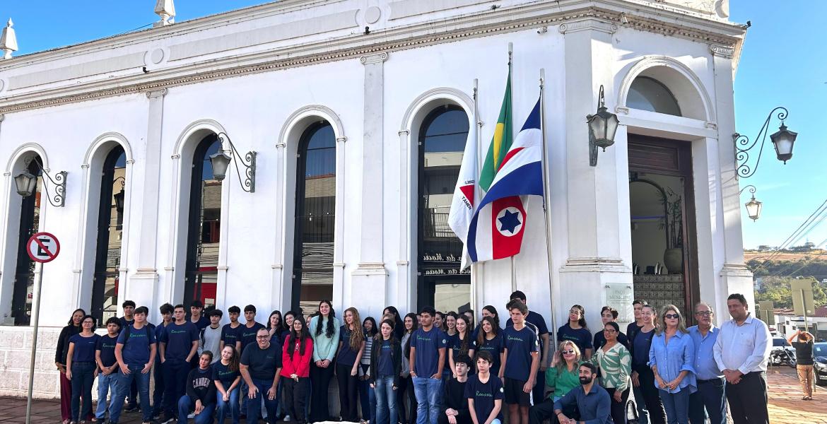 Alunos do Colégio Rousseau conduziram ato cívico na manhã do dia 4 de setembro