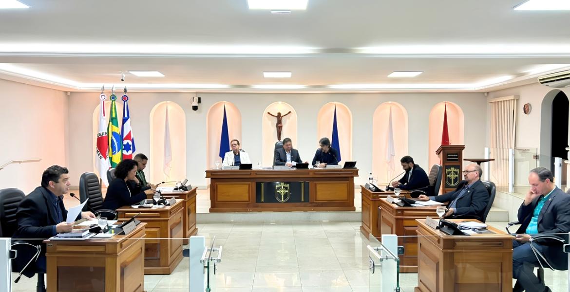 Projetos de autoria do Executivo e Legislativo foram colocados para votação