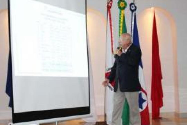 Vereador Luiz Devós, preocupado com a queda da arrecadação do município apresenta Estudo