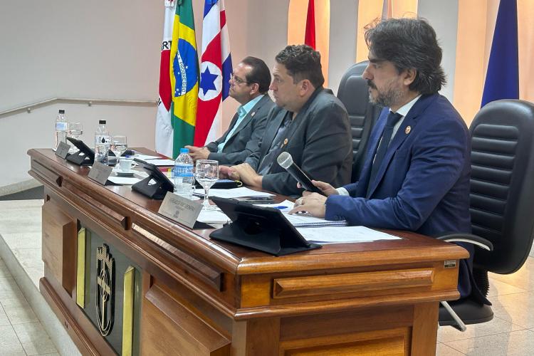 Mesa diretora conduz 1ª reunião ordinária após o recesso