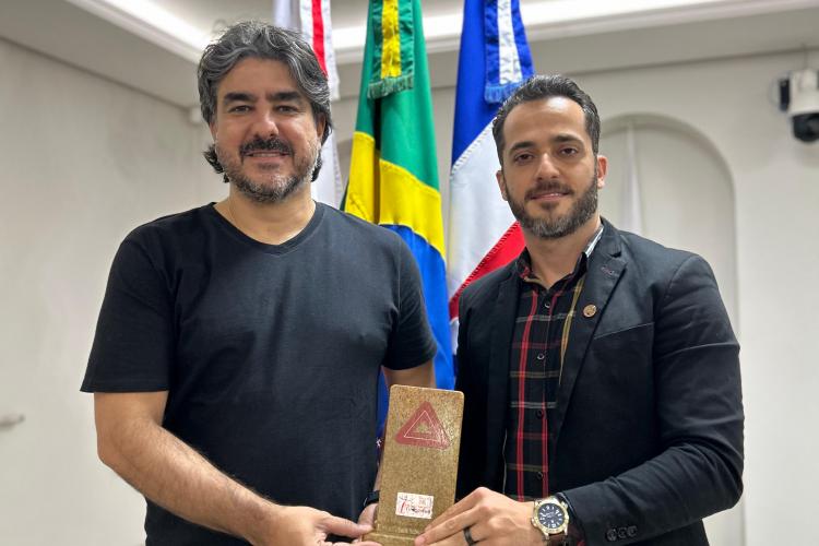 1º secretário Kiko Bonfim recebe prêmio em nome da Mesa Diretora