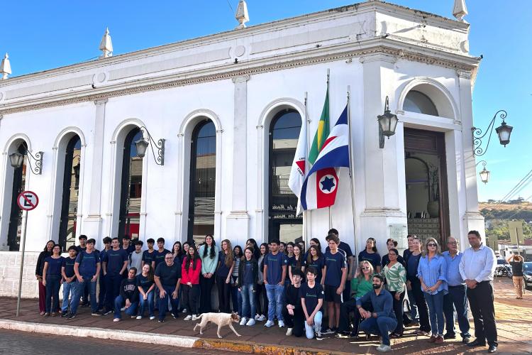 Alunos do Colégio Rousseau conduziram ato cívico na manhã do dia 4 de setembro