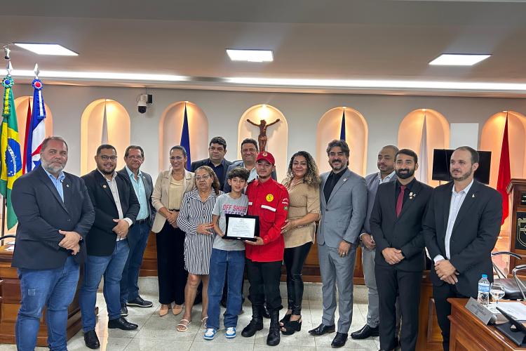 Vereadores da atual Câmara Municipal de Sacramento; jornalista Tulio Micheli, vereador em Uberaba; homenageado Rafael Freitas e seus familiares.