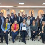 Enfermeira Suzy recebe cartão de prata ao lado de familiares e amigos