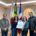 Professoras Débora e Michelle recebem certificado de participação em nome da Escola