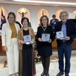 Sgto. Edna entrega lembrança para os irmãos da homenageada