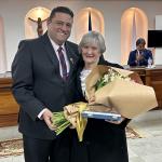 Dr. Talhys entrega lembrança e ramalhete de flores a Dra. Dora Cerchi, companheira de Dra. Ivone