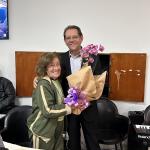 Dr. Reginaldo entrega flores em agradecimento a musicista Maria Estelita 